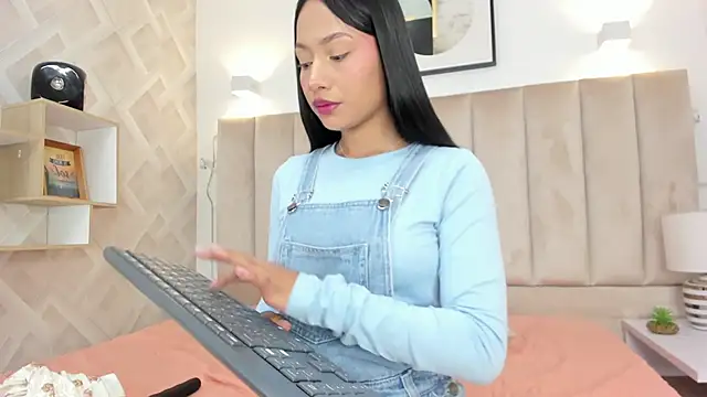 Anniie Queen online show from December 2, 2025, 4:36 am