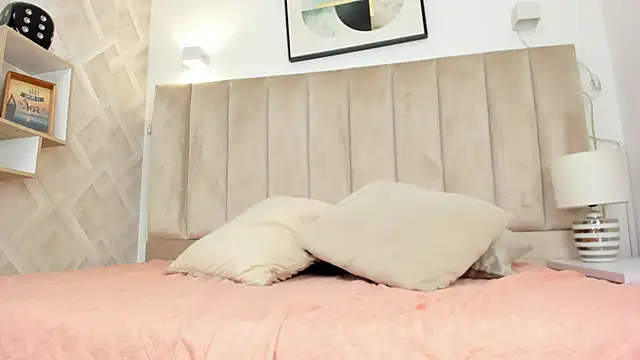 Snapshot of Anniie_Queen chatting on February 4, 2026, 4:29 am Anniie Queen online show from February 4, 2026, 4:29 am