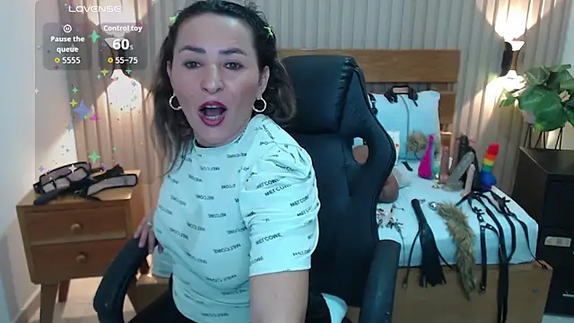 luciana ballesteros  online show from November 13, 2025, 12:31 pm