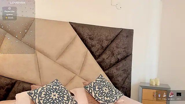 FaloonRoussel online show from November 18, 2025, 6:22 pm