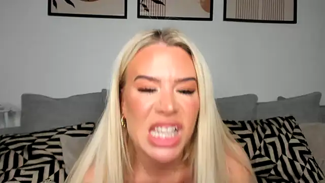 Alexia-Lee online show from October 25, 2025, 9:04 pm