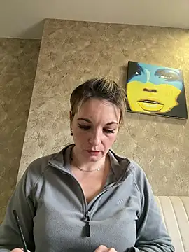 Snapshot of Amerabelle_23 chatting on February 14, 2025, 8:21 am Amerabelle 23 online show from February 14, 2025, 8:21 am