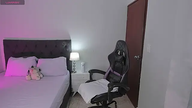 evelyn 23 online show from October 21, 2025, 2:27 pm