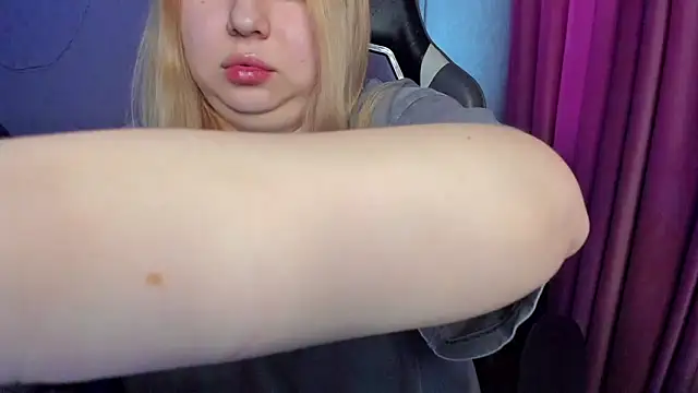 Snapshot of Milafoxxxy chatting on November 11, 2025, 10:10 am Milafoxxxy online show from November 11, 2025, 10:10 am