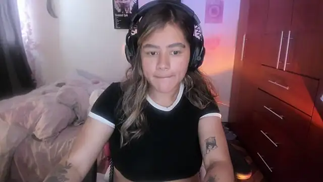 Snapshot of StephaniFox chatting on March 2, 2026, 10:27 pm StephaniFox online show from March 2, 2026, 10:27 pm