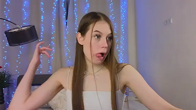 Snapshot of mo11y_kitten chatting on February 19, 2025, 6:43 pm mo11y kitten online show from February 19, 2025, 6:43 pm