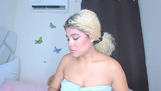 Snapshot of sofiacastillo01 chatting on February 28, 2026, 2:00 am sofiacastillo01 online show from February 28, 2026, 2:00 am