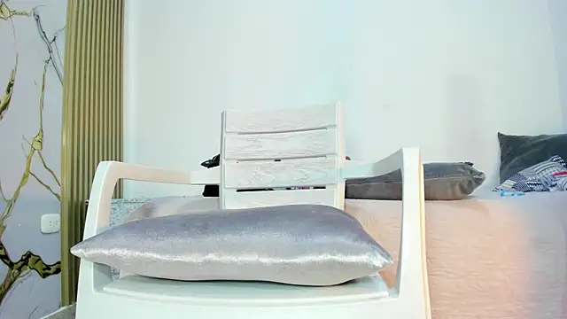 YUSELFI ROSS  online show from October 22, 2025, 12:15 pm