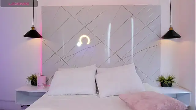 ANTONELLA  ROUSE  online show from October 9, 2025, 7:47 pm