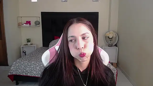 shanakendal2 online show from October 25, 2025, 1:01 pm