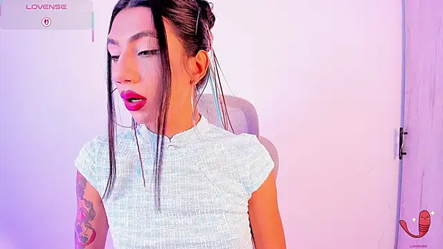 sofiaa grey  online show from November 17, 2025, 1:26 pm