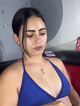 Snapshot of Azuna25 chatting on May 5, 2026, 7:28 pm Azuna25 online show from May 5, 2026, 7:28 pm
