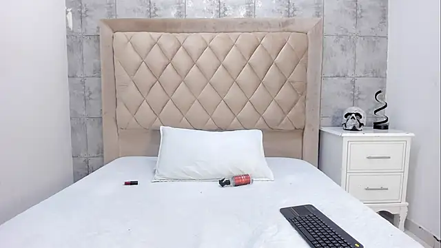 LaurenSnow online show from November 23, 2025, 3:33 pm