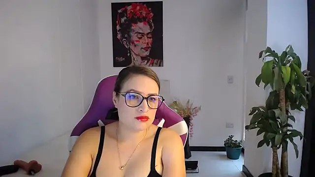 esmeraldaa230 online show from October 16, 2025, 7:33 pm