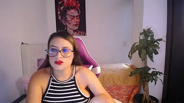 esmeraldaa230 online show from January 8, 2026, 8:04 pm