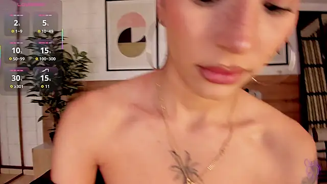 LunaRuso online show from October 17, 2025, 7:59 pm