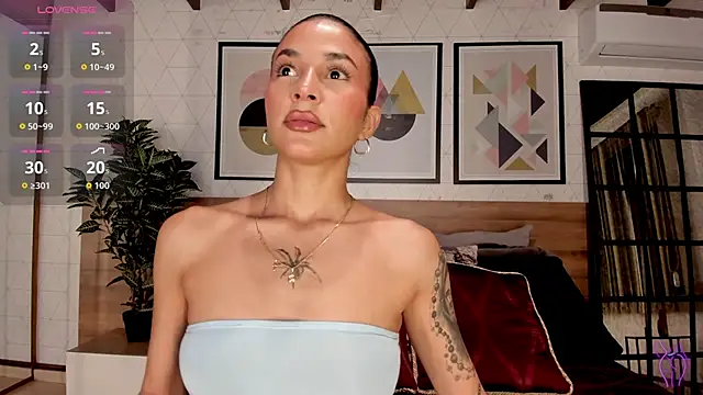 LunaRuso online show from October 8, 2025, 7:58 pm