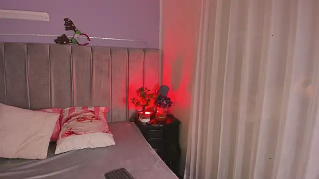 EvaaStevens online show from December 16, 2025, 8:02 pm