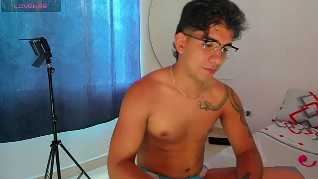 Snapshot of valentino_santoss chatting on May 17, 2026, 2:39 pm valentino santoss online show from May 17, 2026, 2:39 pm