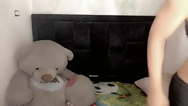 Snapshot of Michell_Queen chatting on October 18, 2025, 6:04 am Michell Queen online show from October 18, 2025, 6:04 am