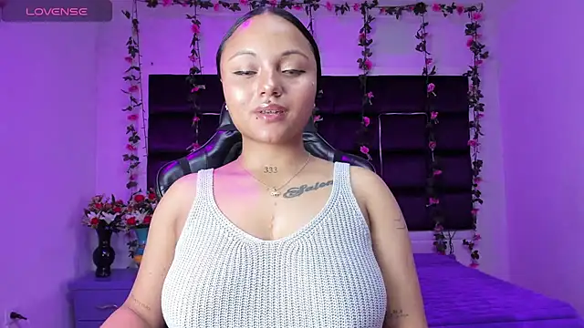 Snapshot of sweelanna__ chatting on February 19, 2026, 1:24 am sweelanna online show from February 19, 2026, 1:24 am