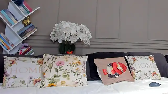 Deliciouslips online show from November 4, 2025, 2:10 pm