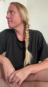 Snapshot of MoniqueLaFee chatting on July 21, 2026, 10:38 am MoniqueLaFee online show from July 21, 2026, 10:38 am