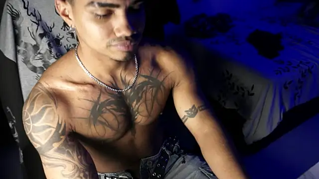 Snapshot of Young_laroi chatting on July 14, 2026, 5:23 am Young laroi online show from July 14, 2026, 5:23 am