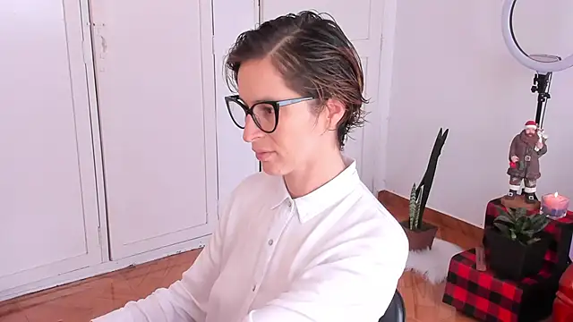 Snapshot of cuddlingbunny chatting on November 30, 2025, 2:51 pm cuddlingbunny online show from November 30, 2025, 2:51 pm