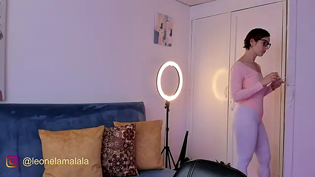 Snapshot of cuddlingbunny chatting on October 24, 2025, 4:39 pm cuddlingbunny online show from October 24, 2025, 4:39 pm