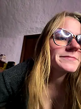 selenaluvv online show from December 14, 2025, 4:23 pm