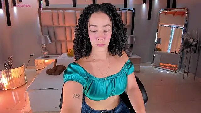AlessaRomero online show from May 19, 2026, 8:16 pm