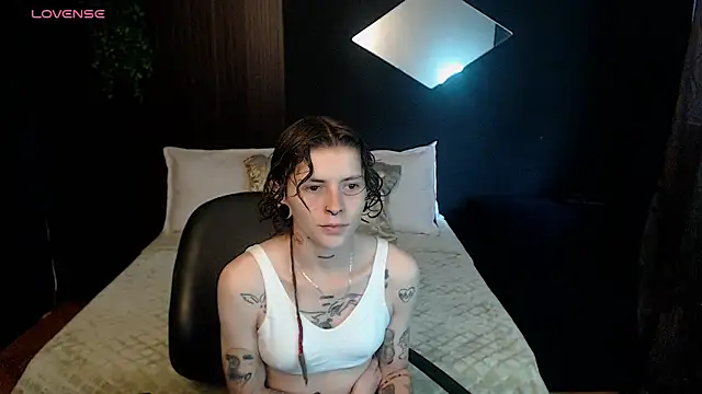 Snapshot of pretty_cristal69 chatting on February 21, 2026, 12:18 pm pretty cristal69 online show from February 21, 2026, 12:18 pm