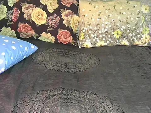 Snapshot of Bella_cute01 chatting on February 5, 2026, 5:14 am Bella cute01 online show from February 5, 2026, 5:14 am