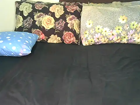 Snapshot of Bella_cute01 chatting on February 13, 2026, 9:59 pm Bella cute01 online show from February 13, 2026, 9:59 pm