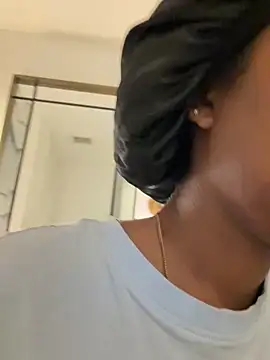 Snapshot of Your_Paris chatting on March 2, 2026, 5:42 pm Your Paris online show from March 2, 2026, 5:42 pm