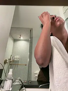 Snapshot of Your_Paris chatting on February 27, 2026, 2:06 pm Your Paris online show from February 27, 2026, 2:06 pm