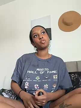 Snapshot of Your_Paris chatting on January 18, 2026, 5:49 pm Your Paris online show from January 18, 2026, 5:49 pm