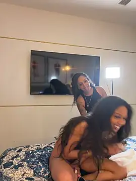 Snapshot of Your_Paris chatting on February 26, 2026, 8:36 am Your Paris online show from February 26, 2026, 8:36 am