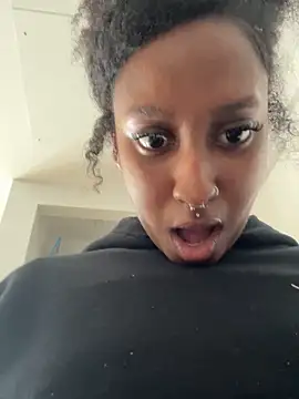 Snapshot of Your_Paris chatting on February 17, 2026, 8:28 pm Your Paris online show from February 17, 2026, 8:28 pm