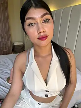 EmmaMartiinez online show from May 3, 2026, 9:40 pm