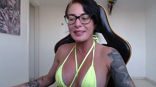 CrisBathoryxxx online show from March 4, 2025, 9:00 pm