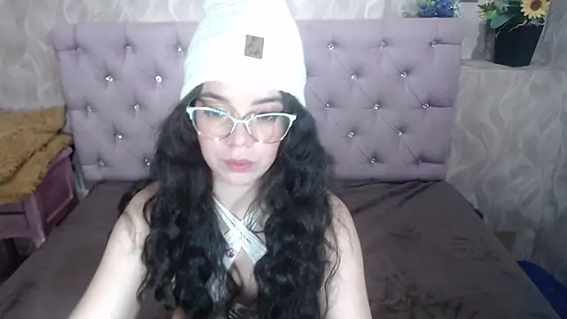 EmmaCowperr online show from January 6, 2026, 4:27 am