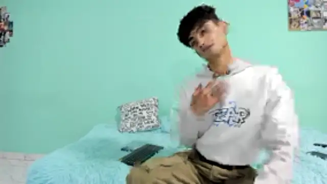 oliverhot2005 online show from October 19, 2025, 8:33 pm