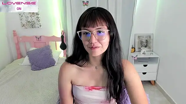 cute roxy online show from November 6, 2025, 2:15 am