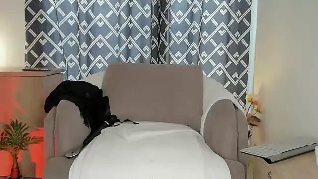 alyjonesoficiall online show from April 18, 2026, 7:40 pm