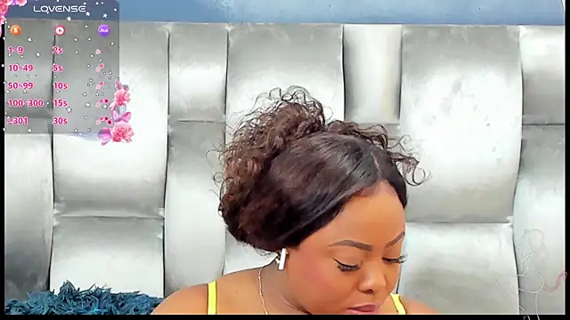 CamilaBenitez online show from November 1, 2025, 2:00 pm