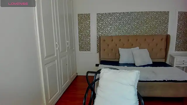 KimWessel  online show from November 24, 2025, 7:36 pm