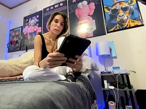 SarahStarr2020 online show from December 3, 2024, 8:33 pm