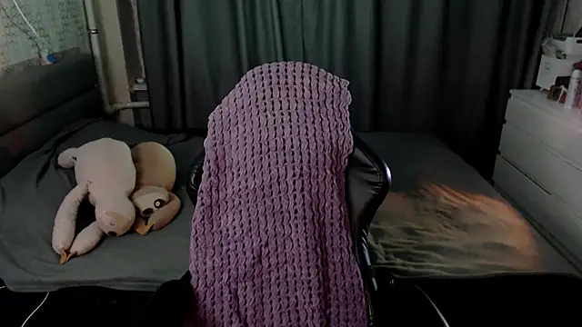 KiraYammy online show from November 24, 2025, 11:16 pm